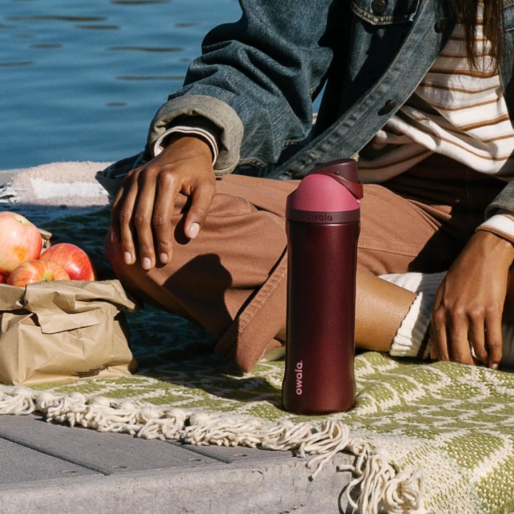 Owala FreeSip - Botella de agua aislada de acero inoxidable con popote para deportes, viajes y escuela, botella de agua deportiva sin BPA, 24 onzas, tropical